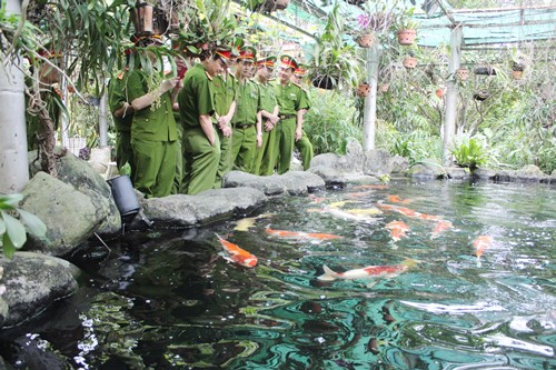 Các cán bộ Học viện CSND thăm quan hồ cá tại nhà Đại tướng Võ Nguyên Giáp.